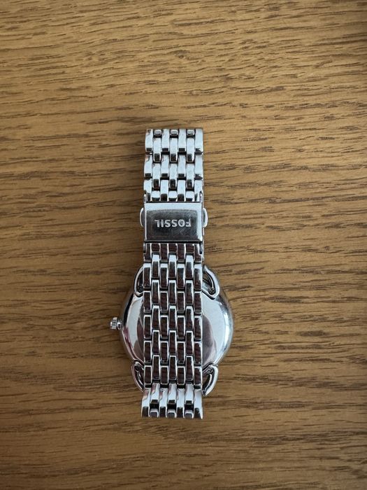 Часовника е С ЧИСТО НОВА сменена батерия.Дамски часовник fossil