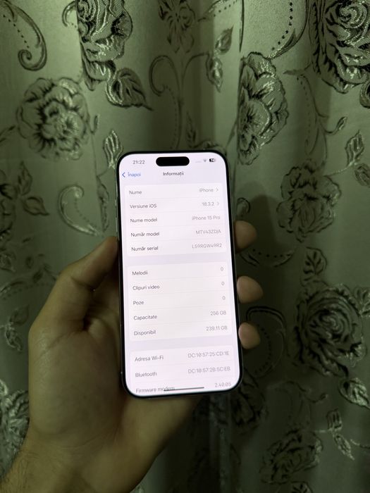 Se vinde iPhone 15 PRO alb 256 GB bateria 88%