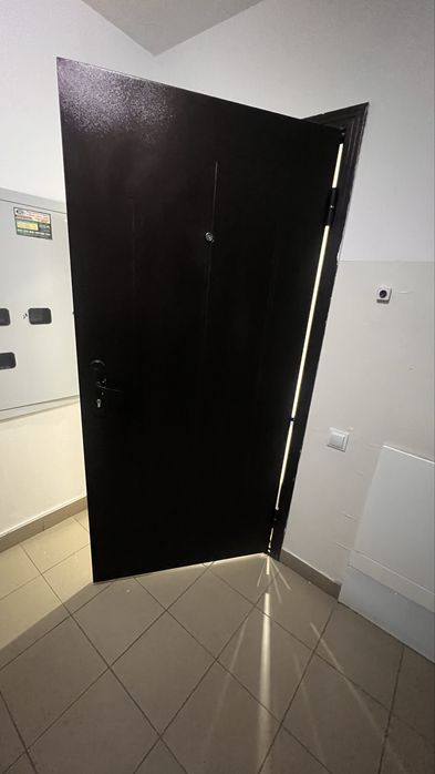 Продам дверь входную железную б/у 30 000 т