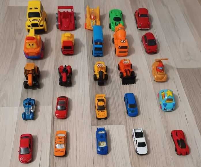 Vand o cutie cu diverse jucarii pentru copii