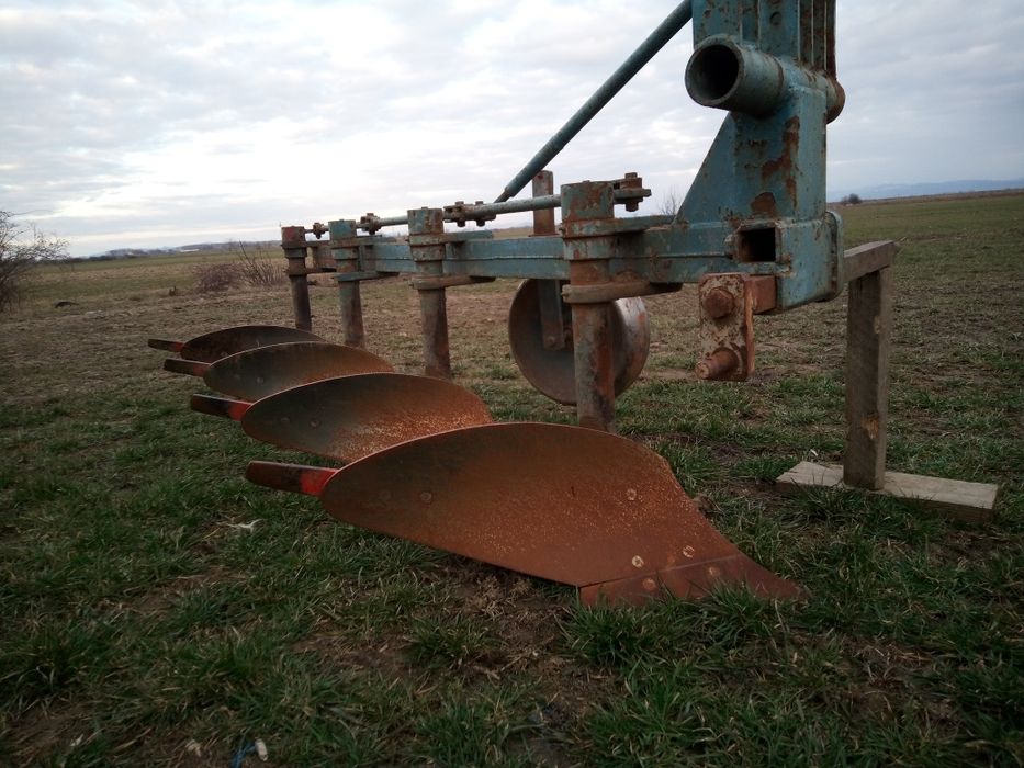 Vând plug aproape nou 3+1