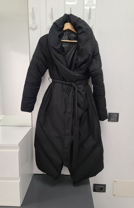 Geaca dama lunga neagră cu umplutura  de pene si puf de rata