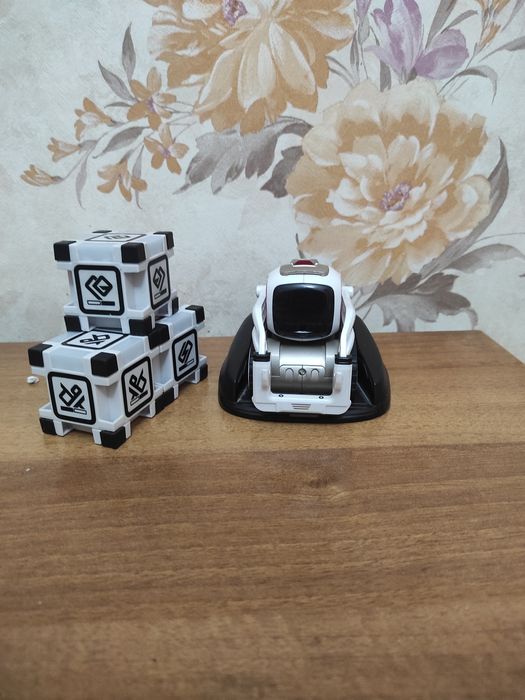 продам умного робота anki cozmo