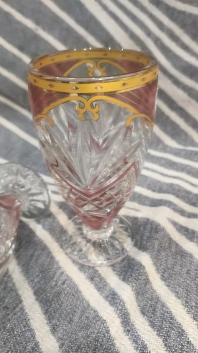З стеклянных стаканана ножке