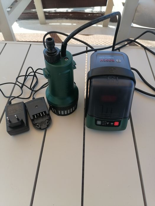 Vând pompa de apă submersibila cu acumulator  Bosch Garden Pump, 18V-2000 l/h
