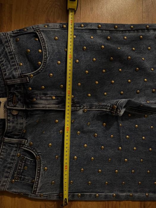 Джинсы с заклепками