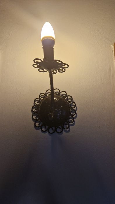 Vând candelabru din fier forjat și două aplice.