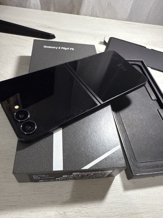 Samsung Z Flip 7 Fe 128Gb ca Nou 4 Incarcari