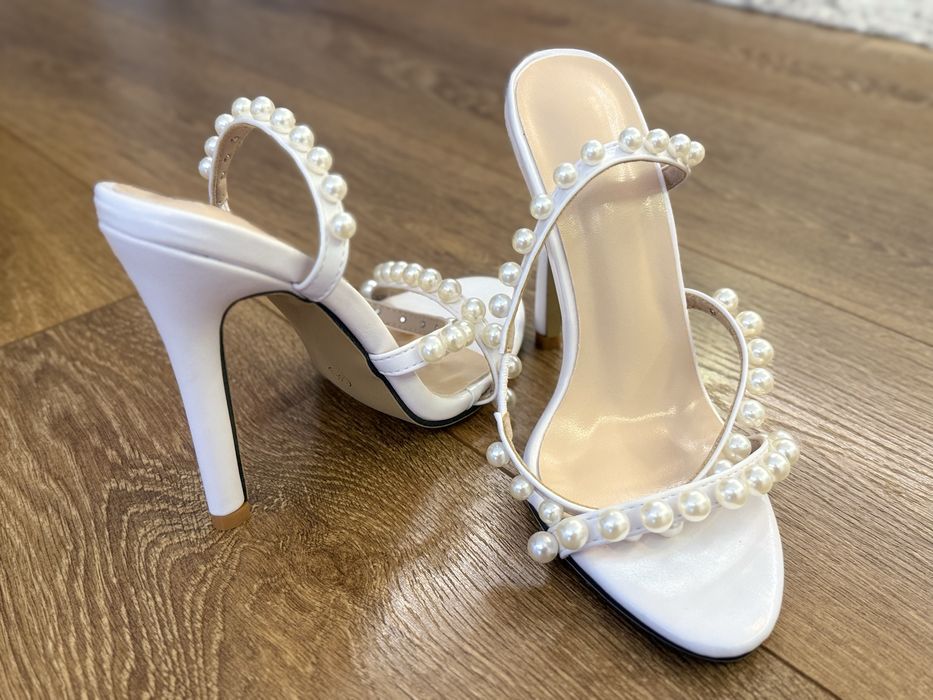 Бели обувки на ток