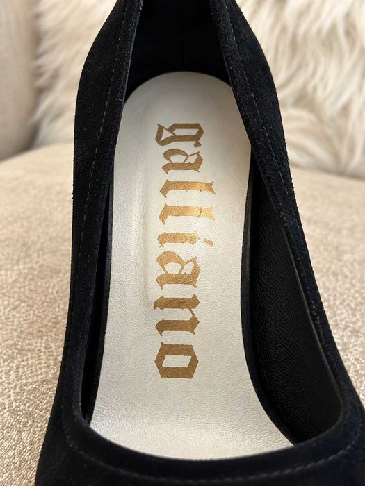 Pantofi John Galliano, mărimea 39, negri, piele întoarsă, toc înalt