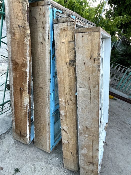 Рамка окон в хорошем состоянии с решетками