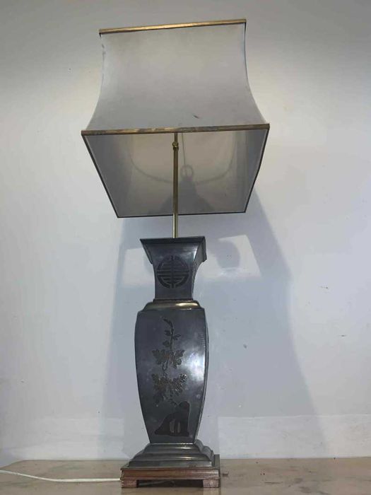 Veioza cu doua becuri amplasate pe suport din alama