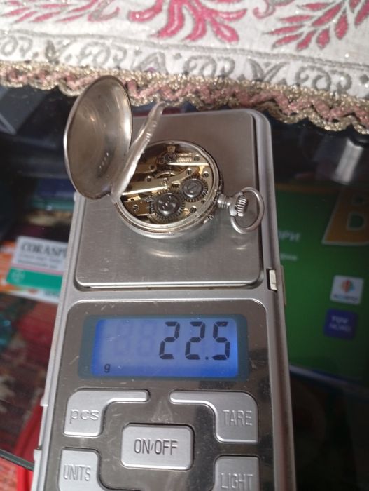 Продавам малък сребърен джобен часовник