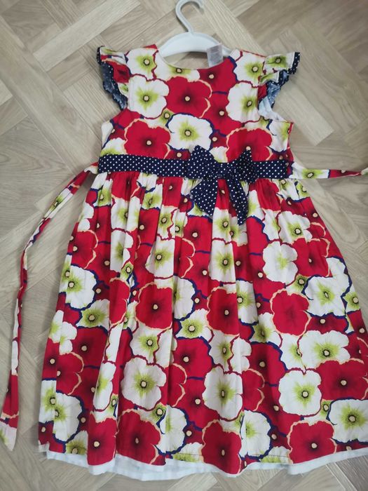 Продам платья ( 4 штуки) разные