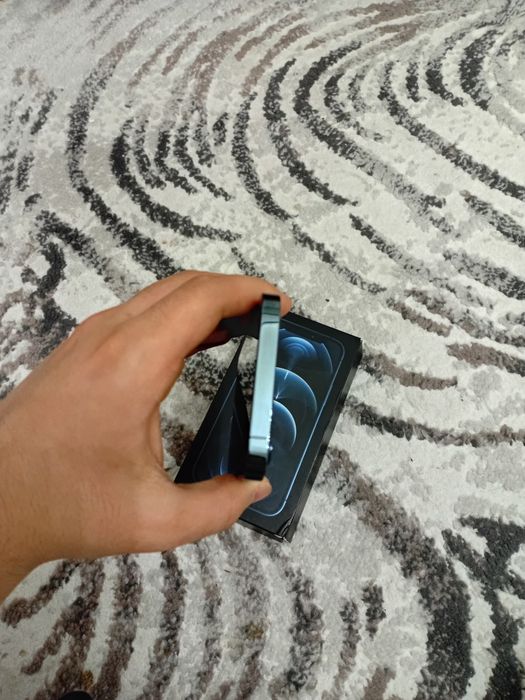 Iphone 12 pro. Ochilmagan