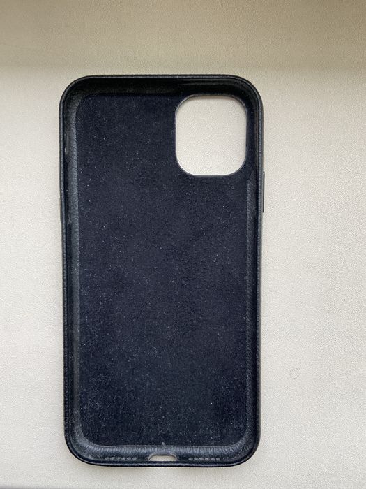 продается чехол на айфон 11