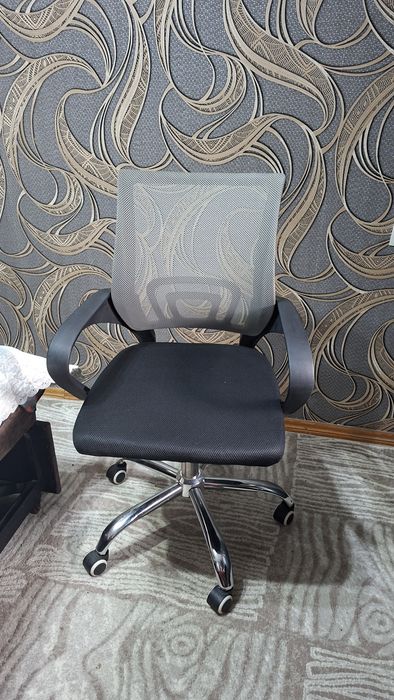 Продаётся стул на колёсиках