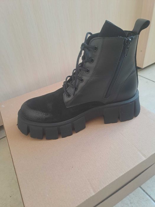 Дамски боти от естествена кожа и велур в черно