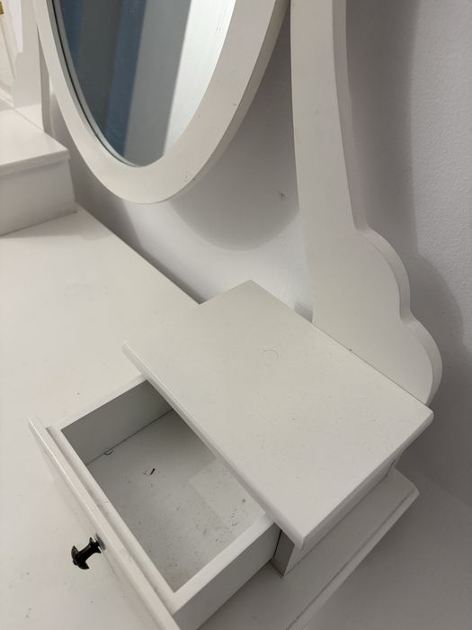 Masuta pentru machiaj cu oglinda