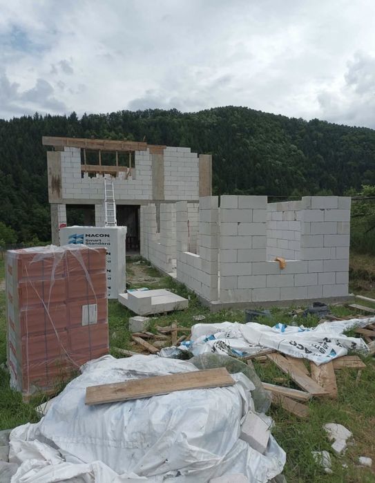 Executam case la rosu de la fundație pana la acoperise