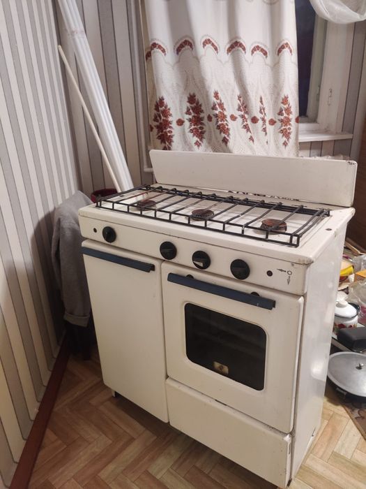 Продам  рабочую газовую плиту 5000
