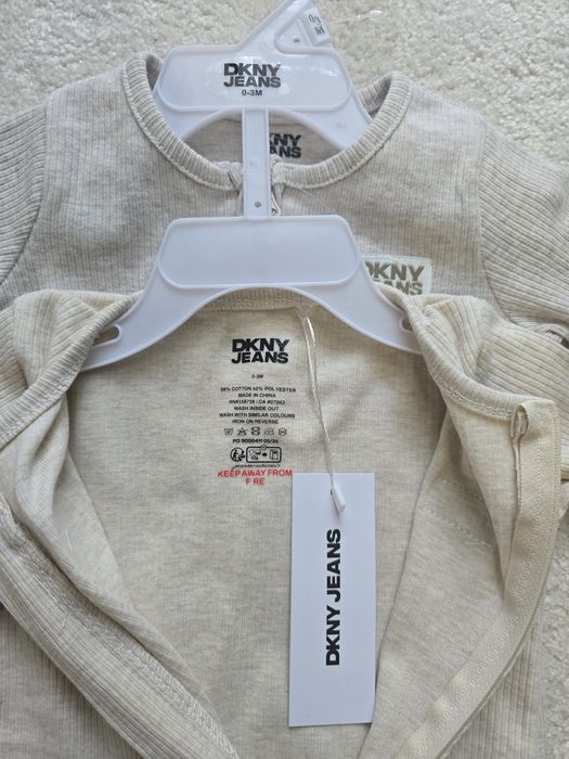 Set DKNY Jeans pentru bebeluși, mărimea 0–3 luni. Nou, cu etichetă.