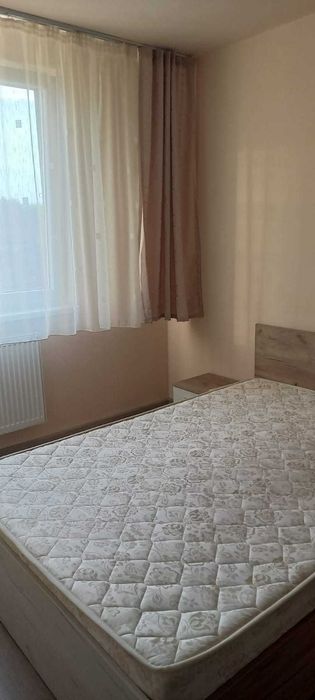 Închirierez apartament cu 2 camere