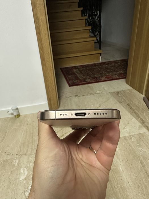 Iphone 16 Pro  128GB .Telefonul are garantie 1 an