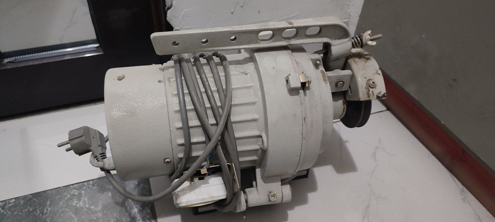 Двигатель от швейной машинки.