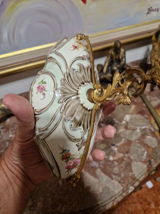Уникална антикварна английска бомбониера бронз порцелан
