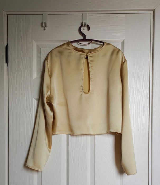 Жълта сатенена блуза