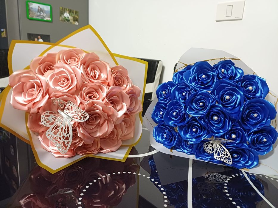 Vând buchete de trandafiri din satin