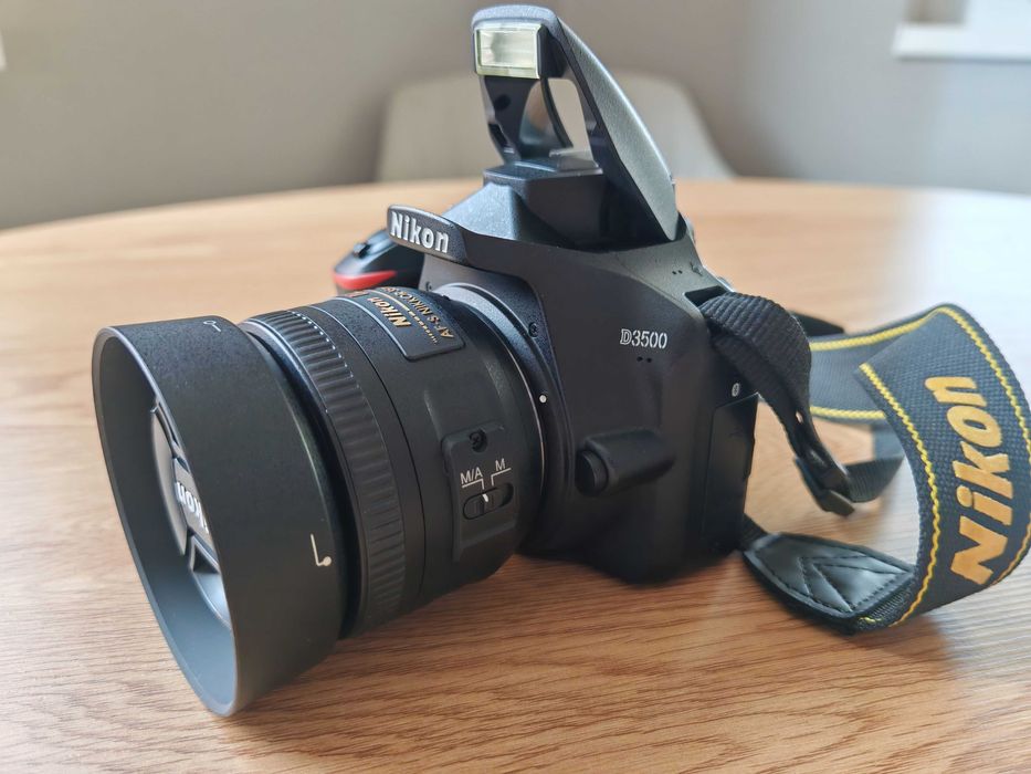 Nikon D3500 DSLR + Nikon 35mm