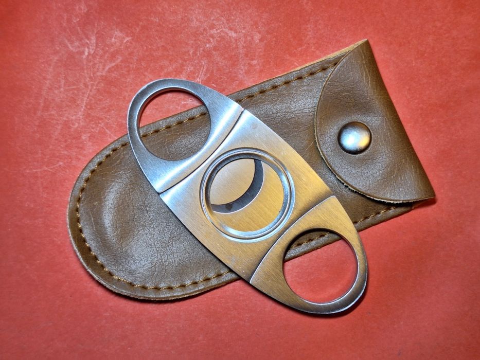 Резачка за пури с кожен калъф
