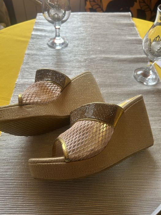 Нови златости чехли