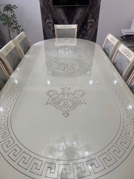 Стол в гостиную в отличном состоянии