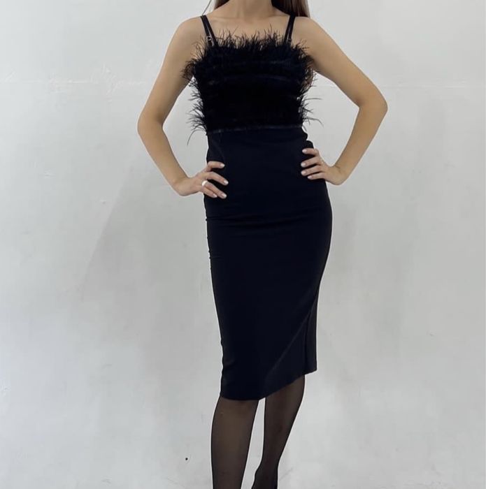 Черное платье с перьями