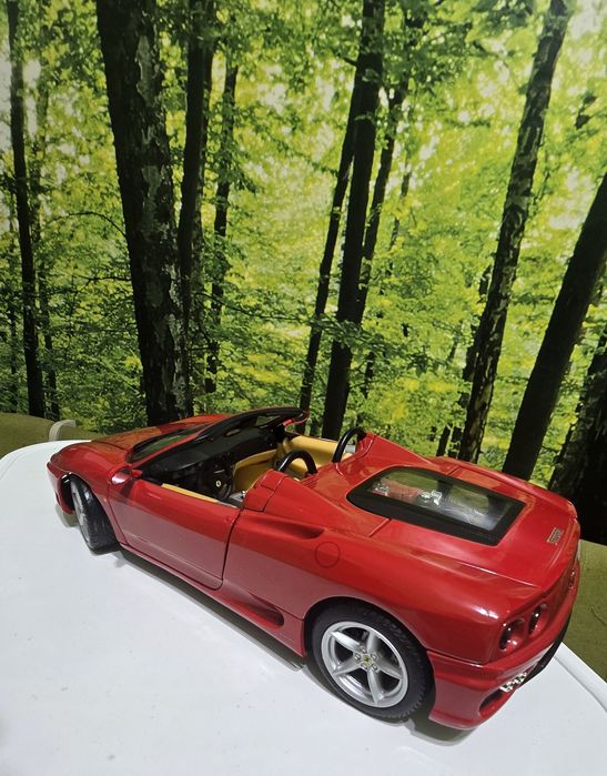 Ferrari 360 Spider 1:18 HotWheels
9/10, mici zgârieturi și una
