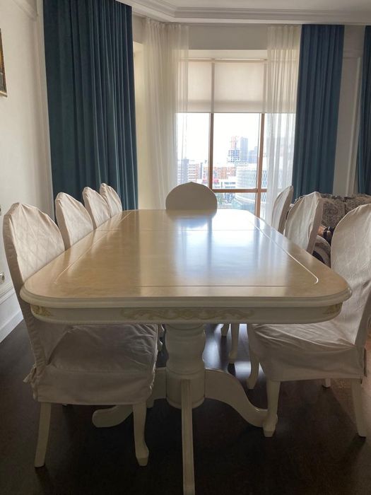 Гостиный деревянный стол