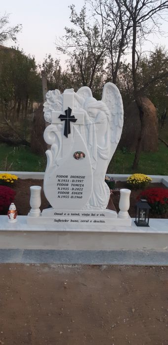 Monumente funerare, cruci de marmură