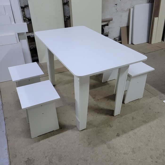 Кухыный стол с 4 табуреткам