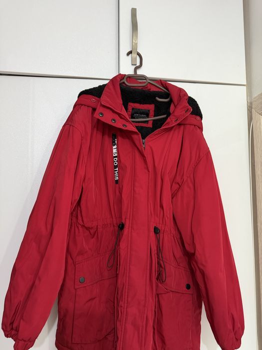 Червено дамско яке с качулка – топло и удобно