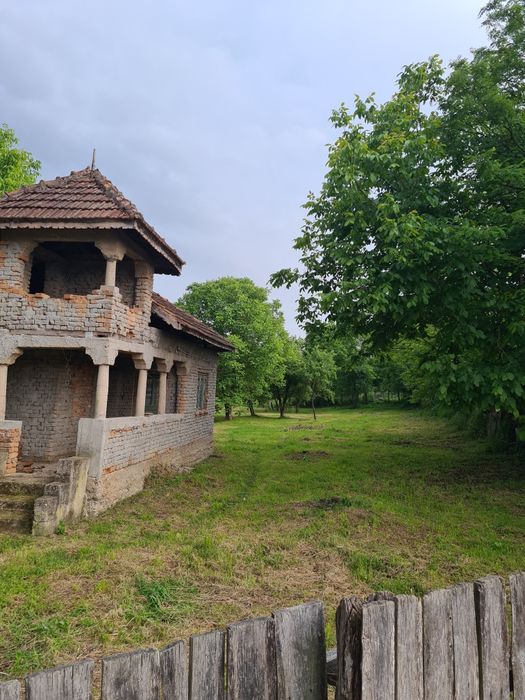 Vând casă batraneasca + teren intravilan în Comuna Danesti