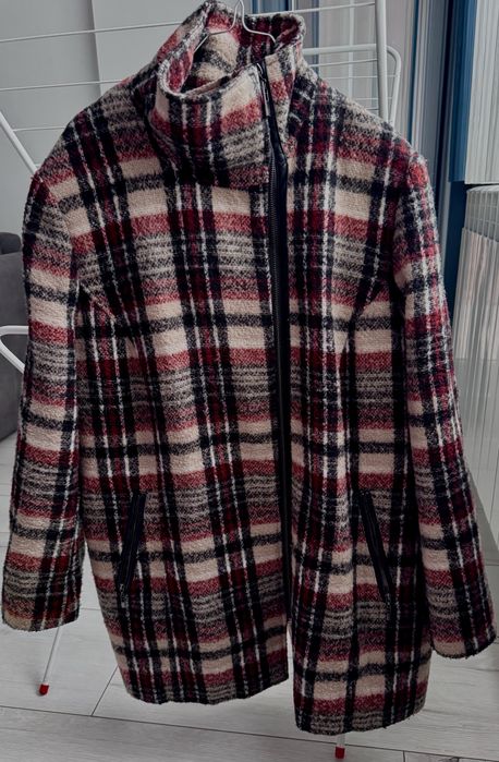 Дамско зимно карирано палто в червен, черен и бежов цвят C&A