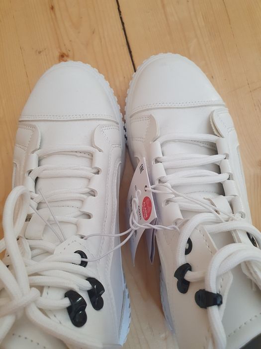 Бели кожени обувки