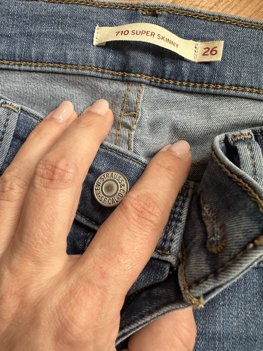 Blugi Levi’s in stare f buna