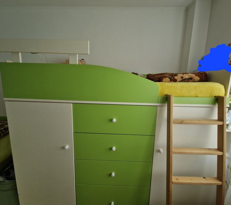 Pat supraetajat cu dulap