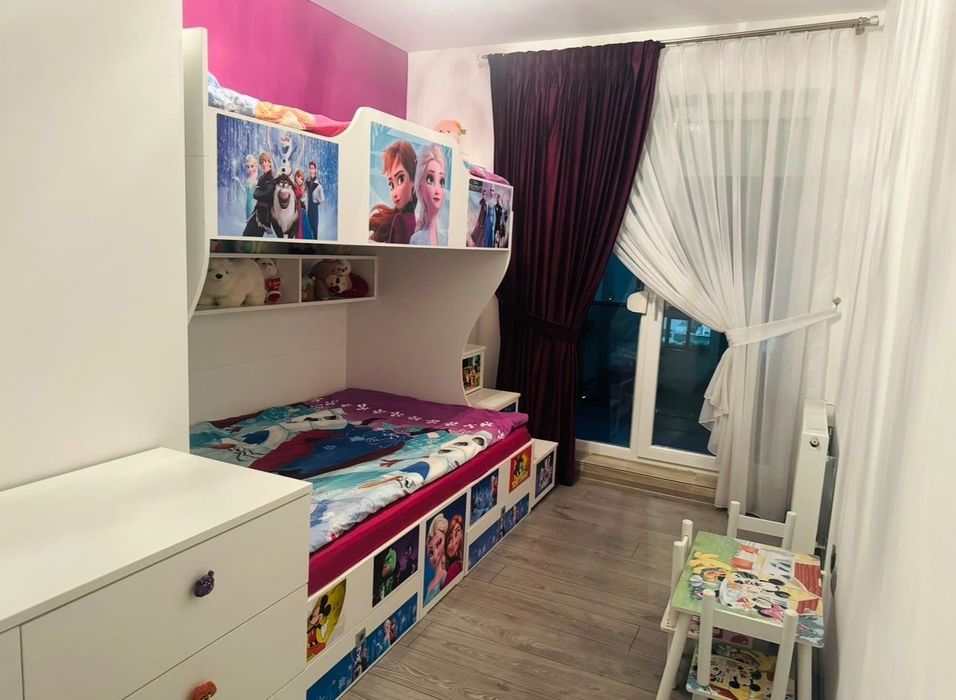 Închiriez apartament DE LUX cu 3 dormitoare+living și bucătărie, 2 bai, balcon, parcare, mobilat , utilat
