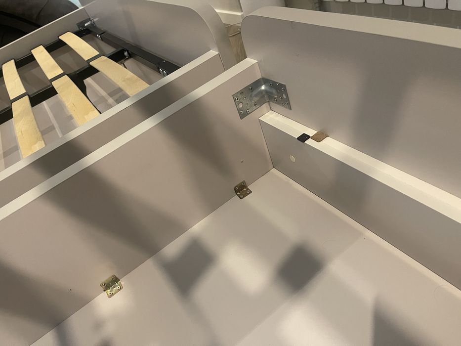 Продам 2 кровати и тумбочку