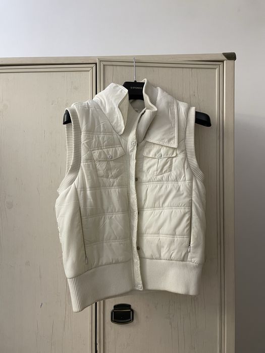 Жилет белого цвета